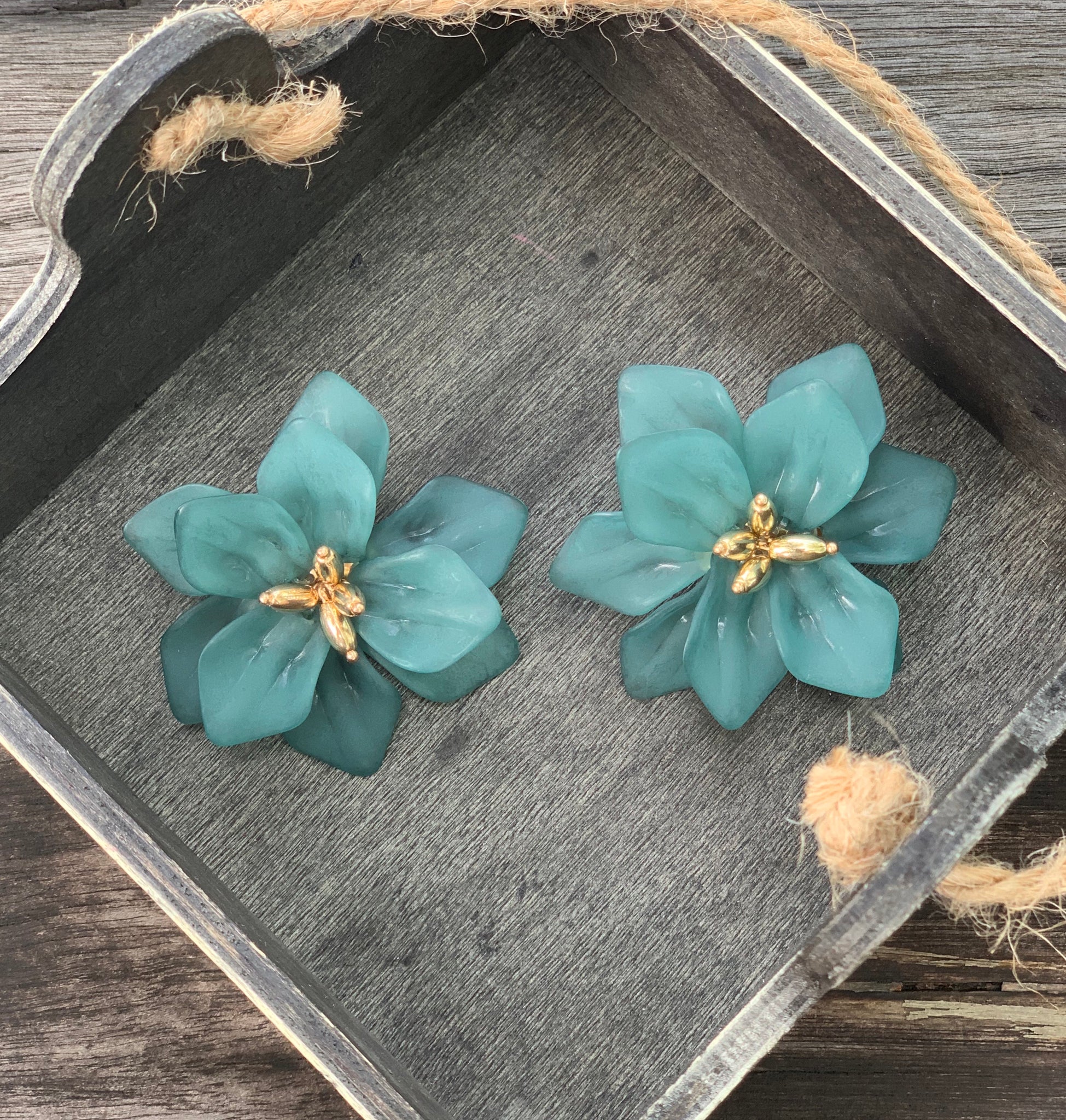 Tiffany flower stud